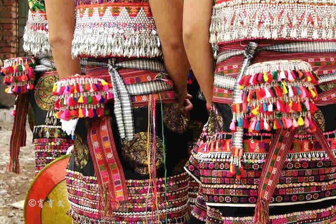 云南有两个以腰带命名的民族，这个民族据说是皇族后裔