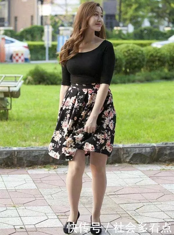 紧身T恤的丰满辣妈, 成熟女人味真好