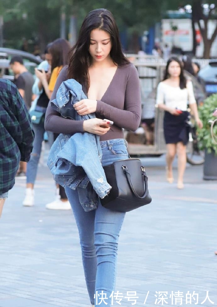 『 美女』吊带裙的穿搭,潮流范十足!,美女街拍:身材丰腴的大姐姐