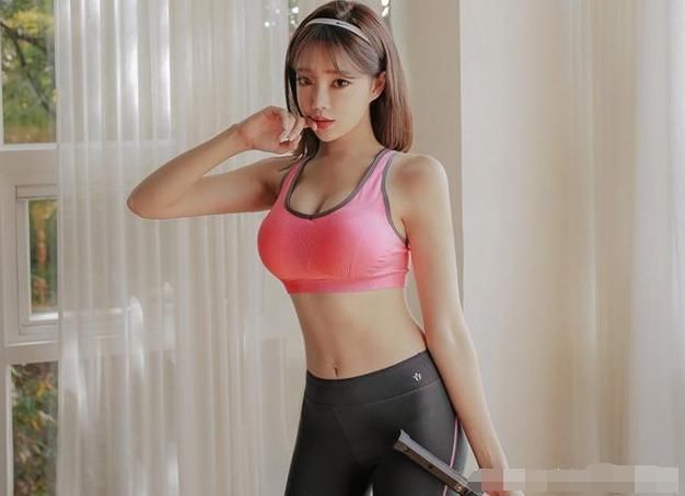 时尚街拍:很温柔的打底裤小姐姐，挺拔身姿，修身显大气!