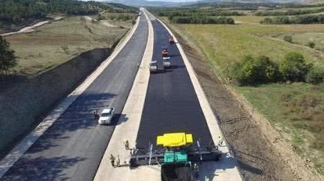 高速公路为什么不用钢筋混凝土做路面？内行人“一语道破”