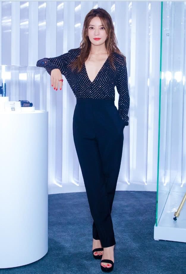 赵薇瘦后穿紧身裙，踩“牙签鞋”秀腿，却还是暴露了身材缺点!