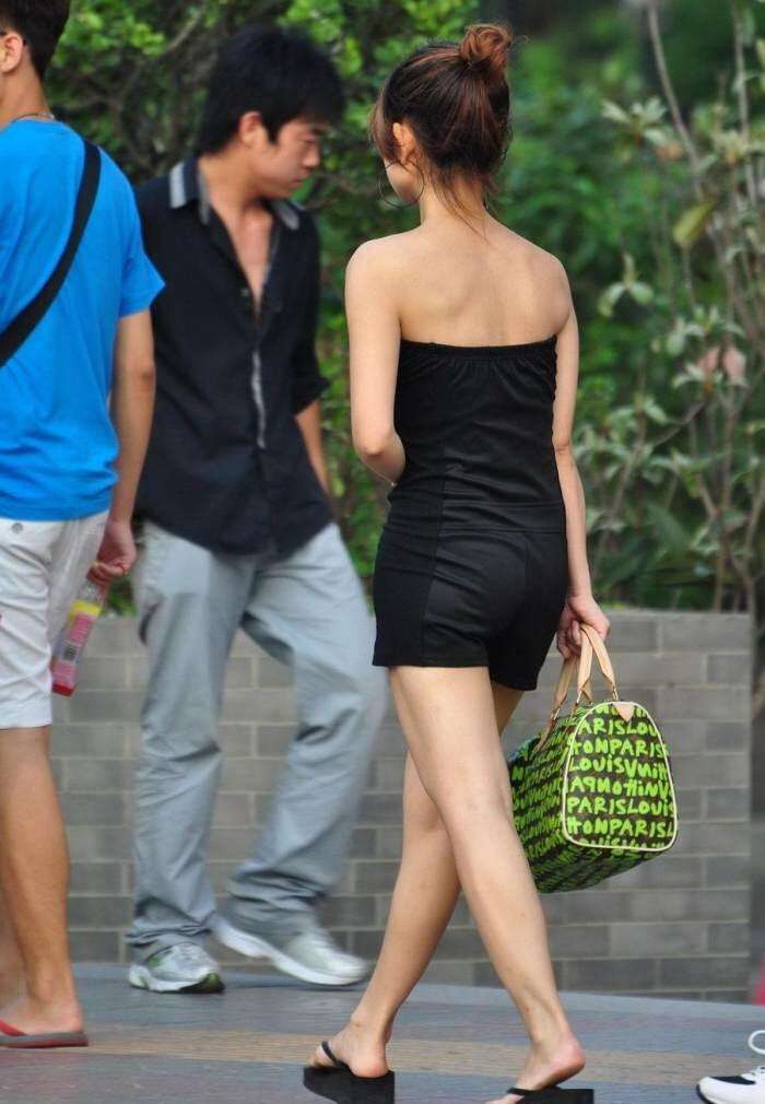 街拍: 为什么女生都喜欢穿紧紧的衣服?