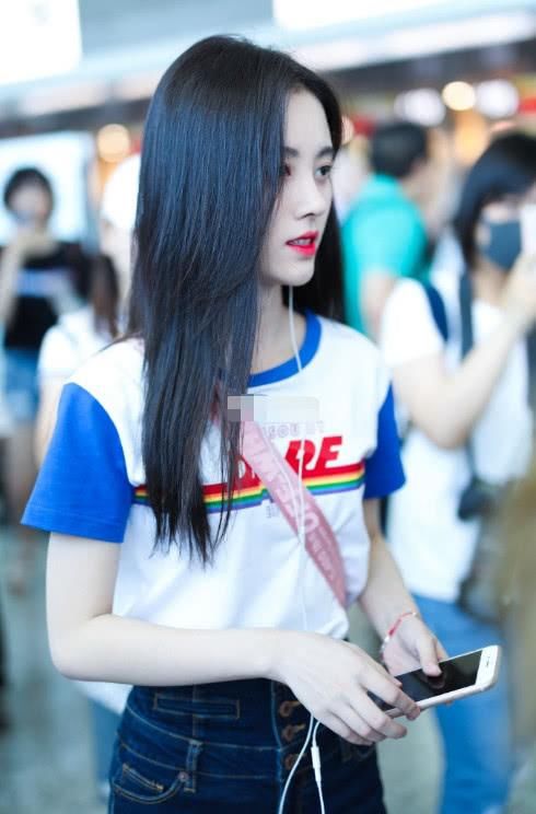 鞠婧祎真厉害！烂大街的短裤穿得如此有范，真不愧是四千年美女