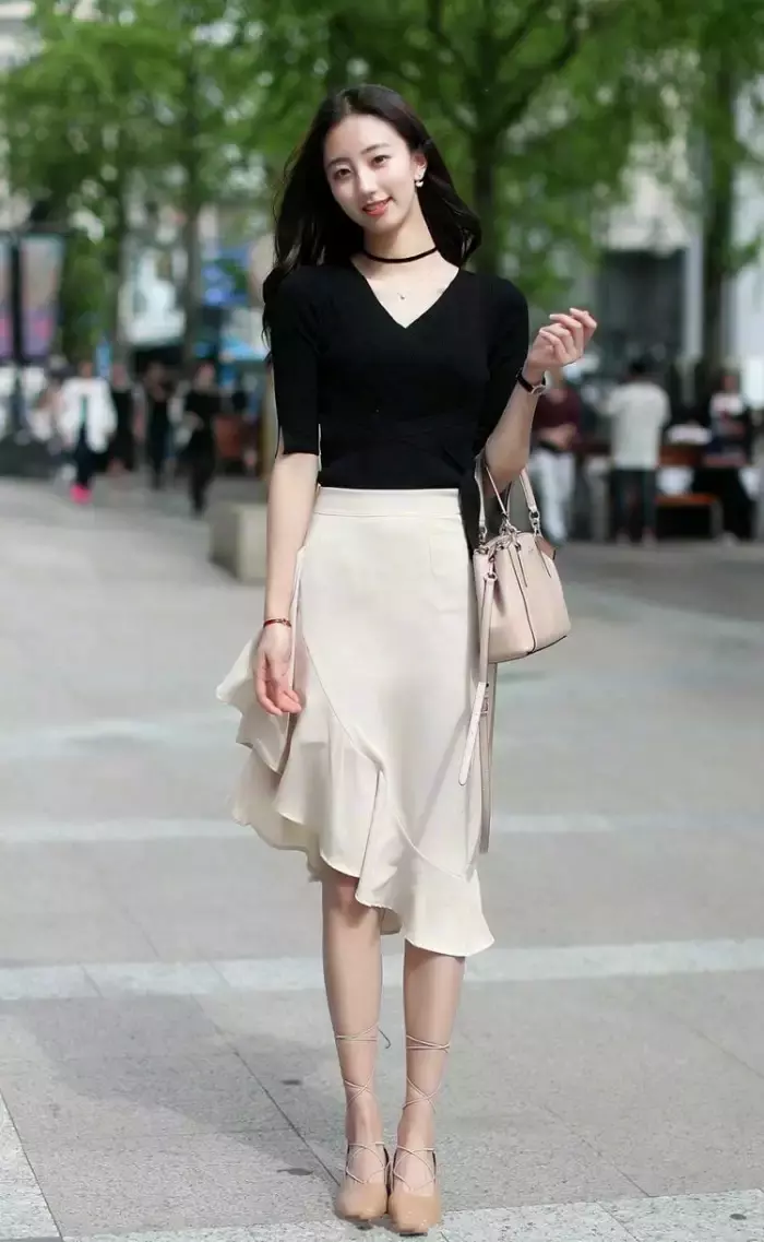 路人街拍，烈日当头怎么了?穿的清凉照样可以出来玩!