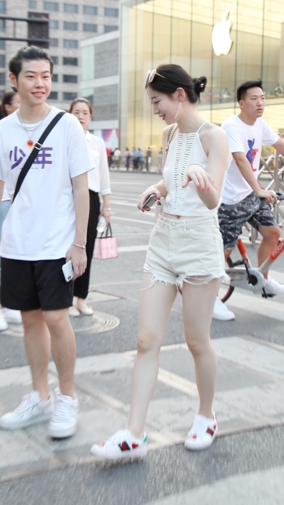 街拍：偶遇两个皮肤白得发光的小姐姐