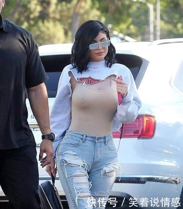 现在的时尚就是出街只穿一块布, 卡戴珊这衣服烂的让粉丝心疼!