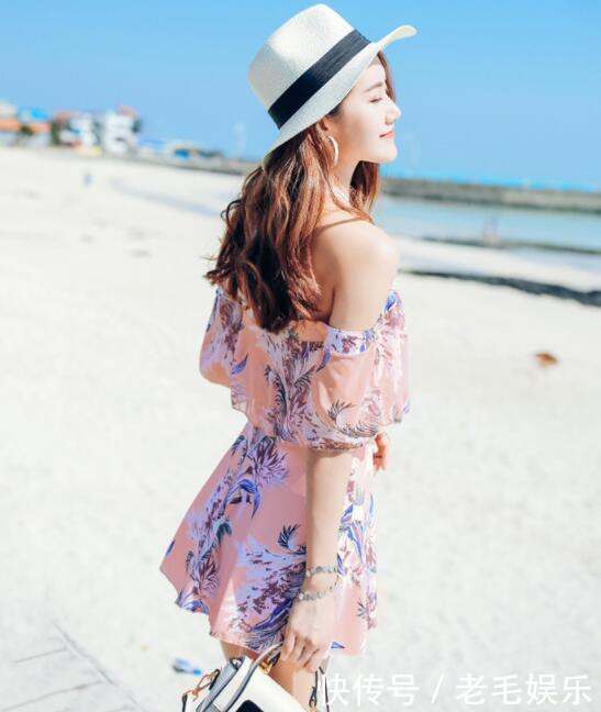 时尚印花的泳衣美女, 清新的样貌透露着淑女般的魅力, 十分养眼!