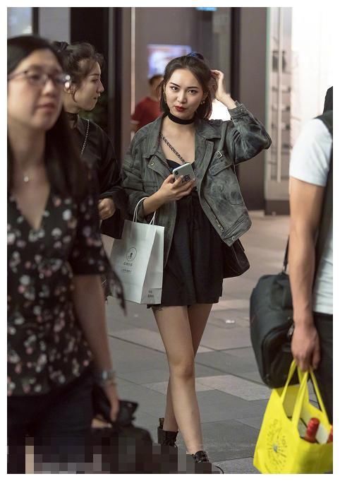 街拍：图四穿超短旗袍，凹凸有致的身材，让人面红心跳！