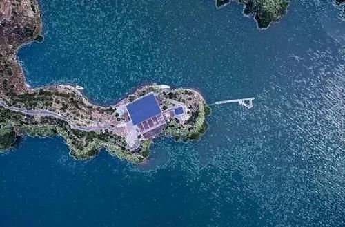  【岛上的破】40岁中年大叔，买下一座岛，将岛上破屋改造成豪宅，让人羡慕