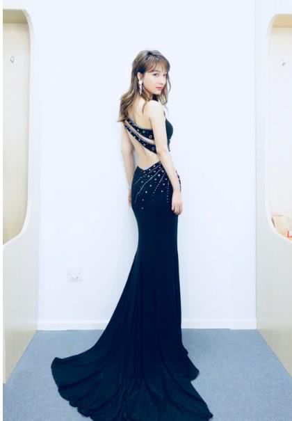 吴昕穿短上衣秀小蛮腰，瘦下来的她美到开挂，网友:想剪同款短发