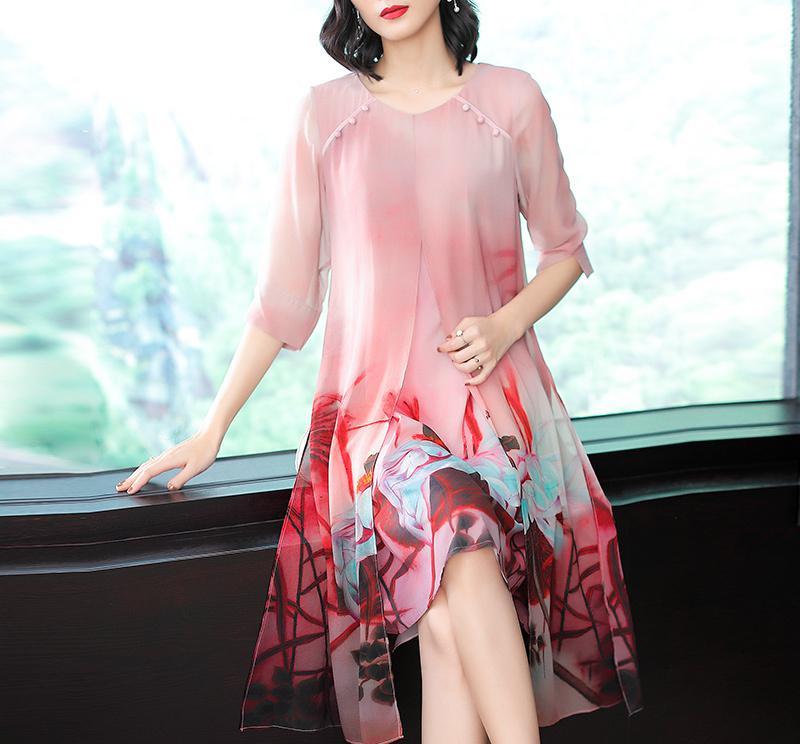 四五十女人别老穿便宜货，三伏天穿时髦蚕丝裙，美的不像中年人