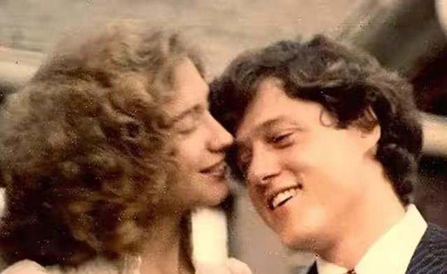 『照曝光』克林顿44年前结婚照曝光!一头卷发真洋气,为娶希拉里用了些小心机