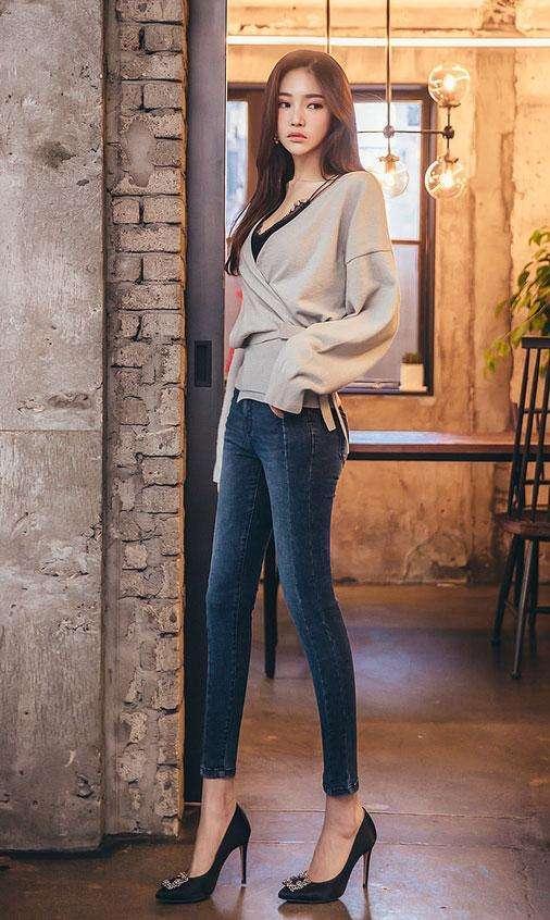 紧身裤简单又不失甜美气息,让整个下半身看起来更为的利落!