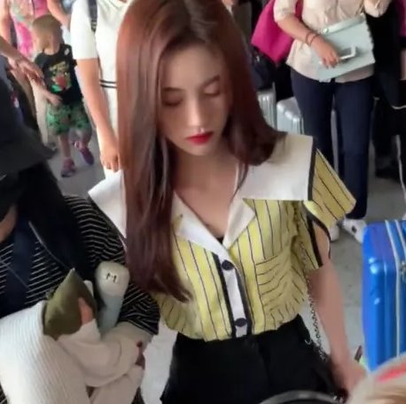 「粉丝」鞠婧祎机场秒变“乖乖女”,看到身前的“大炮”,难怪如此正经