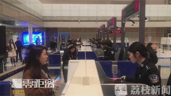 军装换警服 出入境边防检查站集体换装