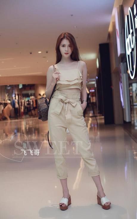 街拍：T恤搭配复古宽松版牛仔裤，清新优雅效果立竿见影