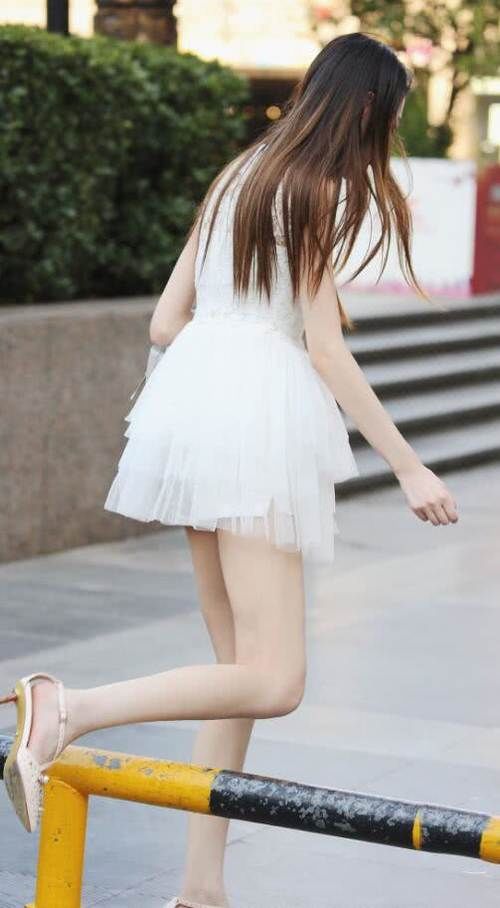 长发小姐姐白色纱裙镂空设计突显好身材，优雅端庄像一只白天鹅