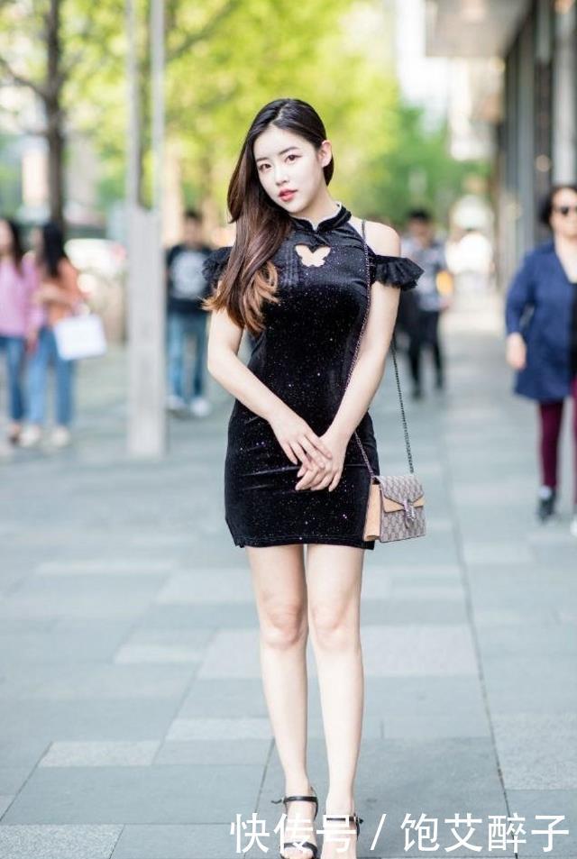 气质@路人街拍,姑娘时髦感十足,穿蓝色紧身牛仔裙,很优雅