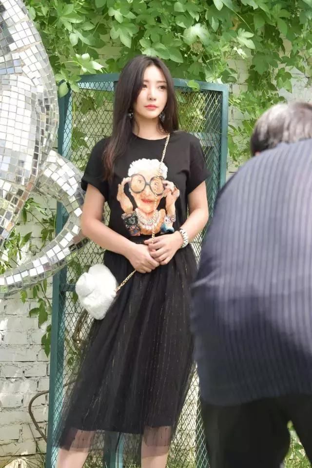 柳岩抹胸西装主持节目，刺得睁不开眼，网友：就为了展示也是拼了