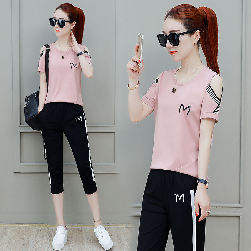 70后老婆太会装嫩啦!穿这休闲装+小白鞋，简直比少女还漂亮