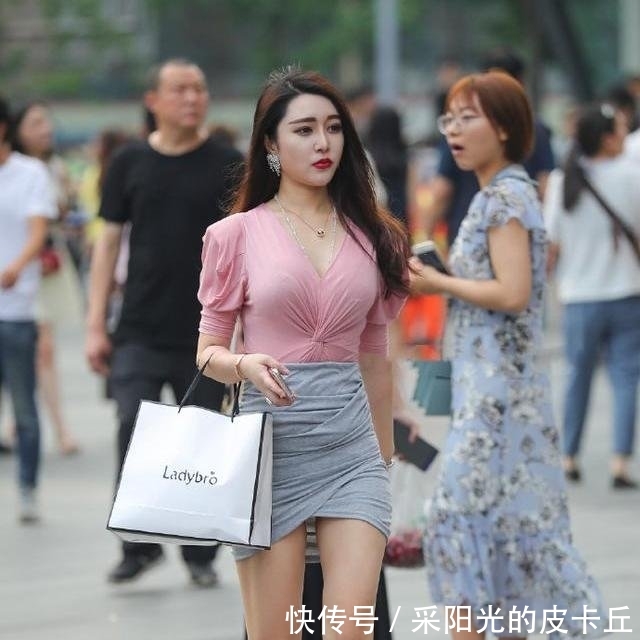 『短裙』轻熟美女穿修身短裙,好身材一展无遗!