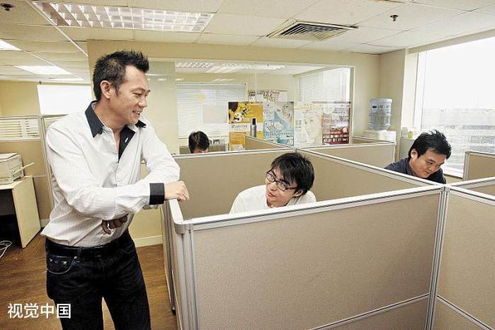 26岁男子支付宝中4888元大奖, 领导却要求克扣工资? 网友: 下次记