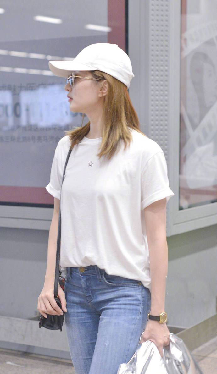 江疏影素颜现身机场，着衣简单，气质满满