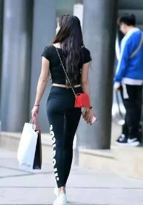 清新帅气的打底裤美女,展现出不一样的温柔气质