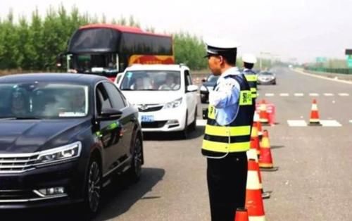  【车道】高速人人厌恶的“怪象”，已开始整治，车主感慨：早该