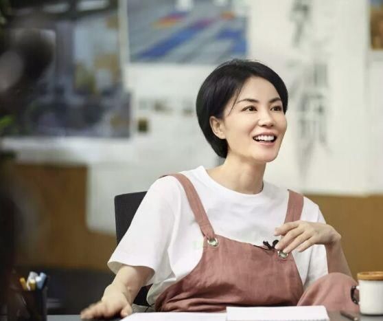 49岁王菲上综艺!红了这么多年还是气质精，时髦穿搭成范本