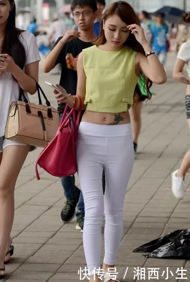 街拍：美女背心搭紧身裤，白绿搭配简约却不失个性！