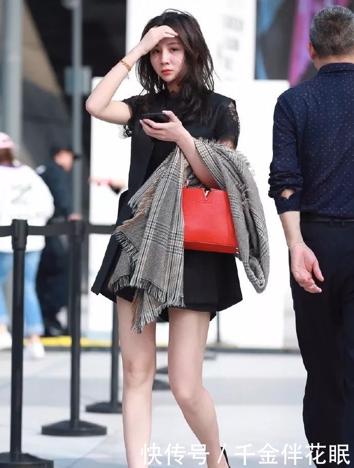  「衬衫」衬衫搭配高跟鞋，展示出一种职场女性的优雅之美