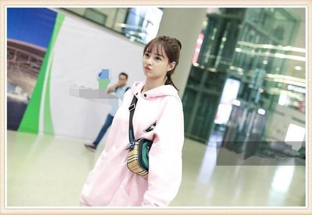 本以为23岁徐璐穿粉色卫衣够嫩了，可看到29岁沈梦辰，我沉默了!