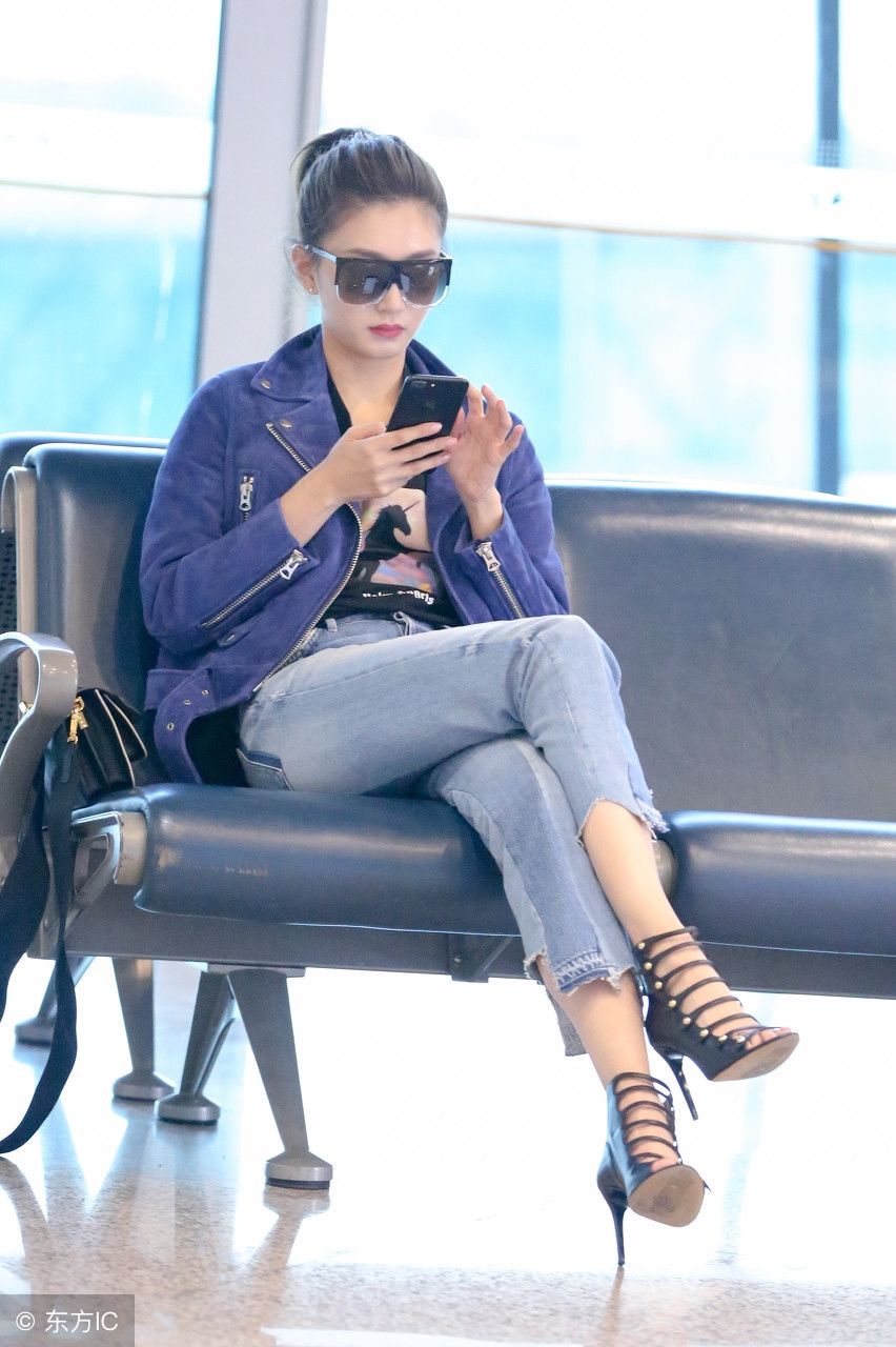 江疏影现身机场，紧身牛仔裤高跟鞋这样的坐姿是因为腿太长?