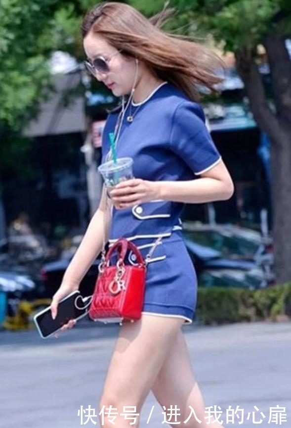 「美女」街拍:身材凹凸有致的美女小姐姐,时尚又性感的穿搭,气质十足!