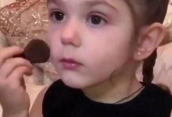 小女孩3岁时就成了化妆大师  几年过去后却变成这样