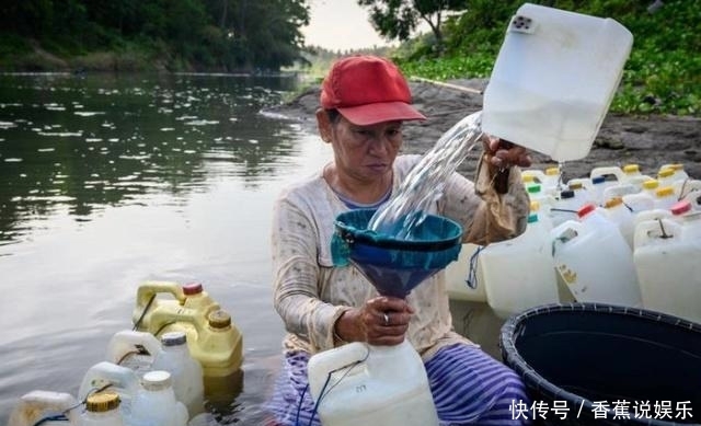 印尼缺水地区“取水女”，背上百个水罐逆流而上，只为一口干净水