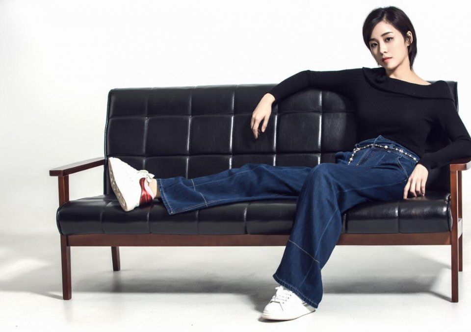 李艺曝光最新时尚写真 小露香肩性感不羁