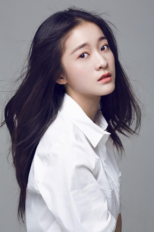 张雪迎撞衫欧阳娜娜，光看腿就够了!网友:没有对比就没有伤害