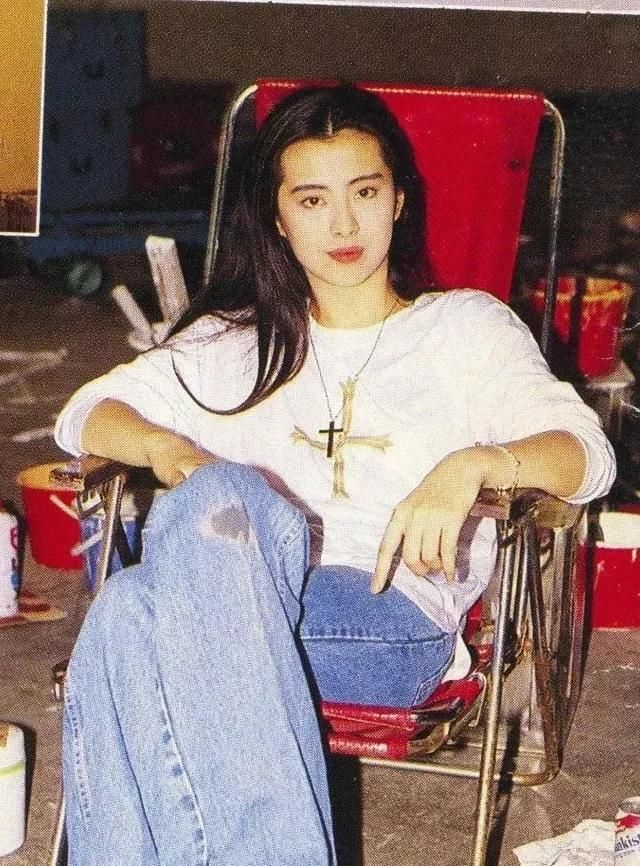  #喇叭裤#快扔掉你的打底裤,今年穿这几条“裤子”更显瘦时髦,明星都上头