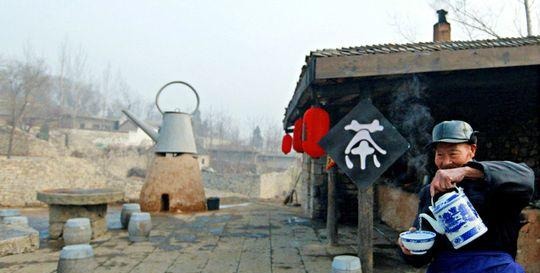 农村喂猪的石槽有人100元收，老农开心的数钱，专家：价值更高