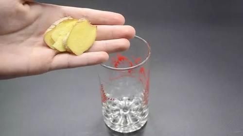  治疗感冒：茶叶水里加几片生姜，作用真强大，喝一次能省几百元，早学早受益