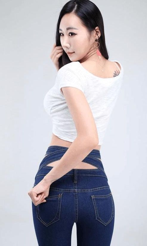 街拍路人: 穿了紧身牛仔裤, 充分显出年轻少女的美丽动人！