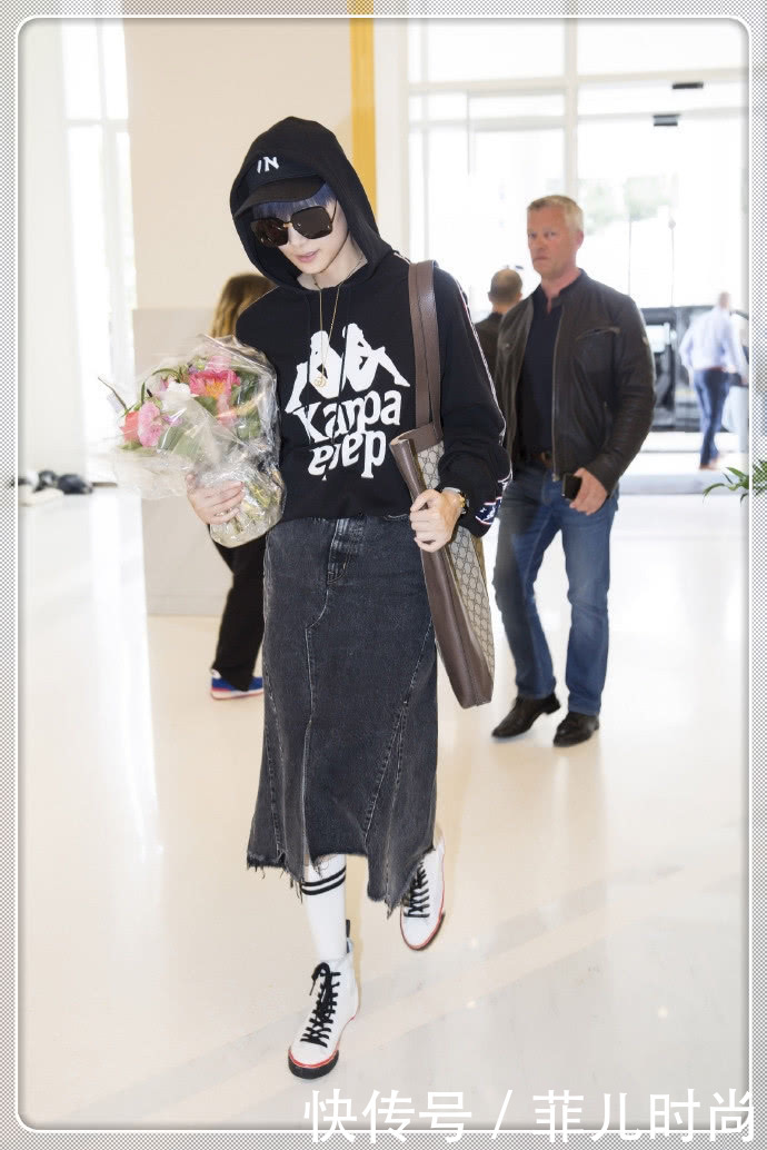 李宇春也太会玩了！上身穿得像冬天，下身却只穿了条超短裤！