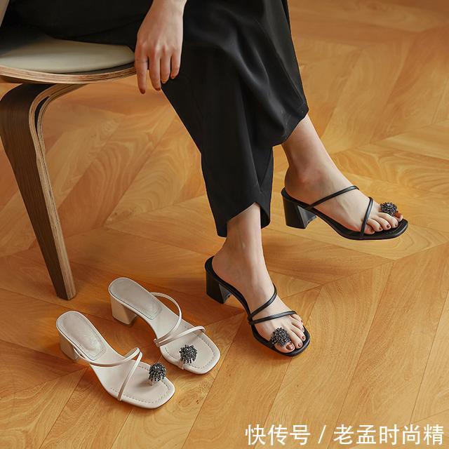  『女人』尖头鞋的优点在于在完美修饰你脚趾造型，散发着女人时尚穿搭