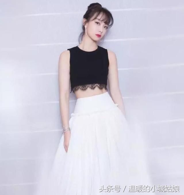 女星穿“露脐装”，热巴性感，赵丽颖腰比头细，奚梦瑶也太拼了