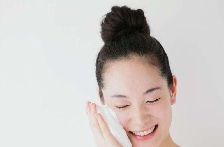 物质残留:敷面膜时少做这3件事,“烂脸”又“伤肤”,正确护肤很重要