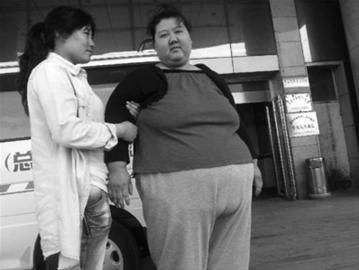 辽宁第一胖女体重400斤，一年减重250斤，老公求复婚，母亲不认她