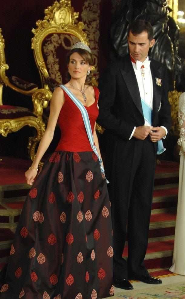 西班牙王后气质十足，全身黄装优雅从容，黑色腰带拉开比例